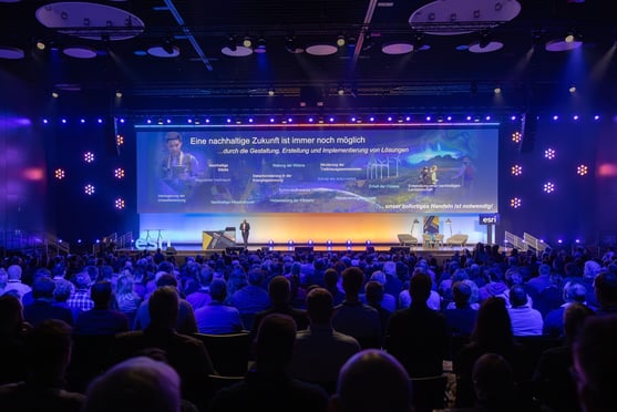 Jürgen Schomakers eröffnet die Esri Konferenz 2023 in Bonn