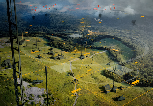 Luftaufnahme einer hügeligen Landschaft mit militärischer Infrastruktur und Fahrzeugen. Darüber liegen digitale Netzwerke, Verbindungslinien und Datensymbole, die eine vernetzte Lageführung und Gefechtsfeldvisualisierung darstellen.