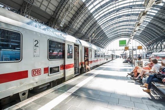Zug im Hauptbahnhof Frankfurt am Main in Deutschland