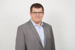 Florian Simetsreiter in einem Fotostudio vor hellgrauem Hintergrund