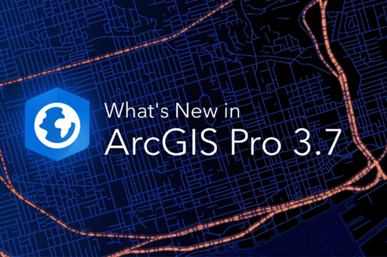 Titelgrafik zu „What’s New in ArcGIS Pro 3.7“. Im Hintergrund ist eine stilisierte, dunkelblaue Kartenansicht mit einem dichten Straßennetz in hellblauen Linien zu sehen. Mehrere Hauptverkehrsstraßen sind in leuchtendem Orange hervorgehoben und verlaufen quer durch das Bild. Links befindet sich ein blaues Hexagon mit einem weißen Globus-/Karten-Icon. Rechts daneben steht in großer, weißer Schrift der Text „What’s New in ArcGIS Pro 3.7“. Die Gesamtgestaltung wirkt modern und technisch, mit starkem Kontrast zwischen dunklem Hintergrund und leuchtenden Linien.