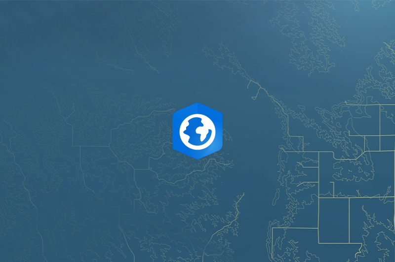 ArcGIS Pro Symbol auf blauem Kartenhintergrund als Darstellung der Desktop-GIS-Software für Kartenerstellung, Analyse und Geodatenmanagement.