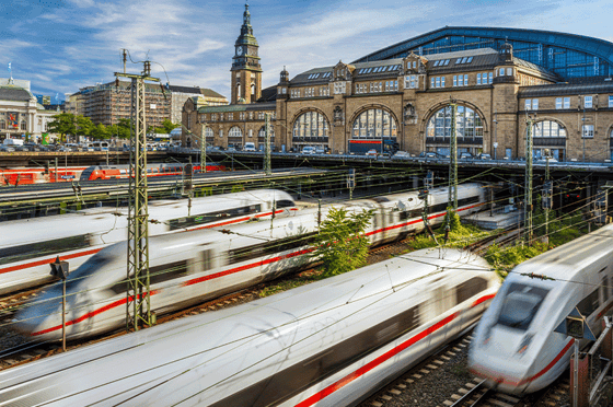 Züge der Deutschen Bahn bei der Ankunft und Abfahrt am Hamburger Hauptbahnhof