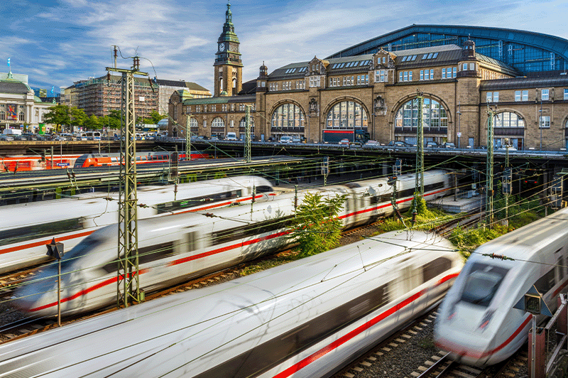 Züge der Deutschen Bahn bei der Ankunft und Abfahrt am Hamburger Hauptbahnhof