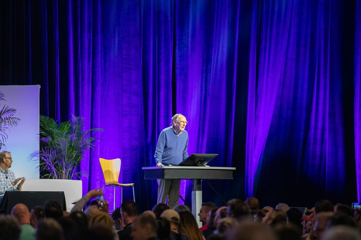 Bild mit Jack Dangermond auf der Esri User Conference 2023 in San Diego