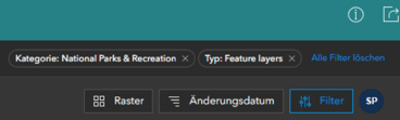Ausschnitt einer Galerie-Oberfläche mit aktivierten Filtern in einer Webanwendung. Im oberen Bereich werden ausgewählte Filter als hervorgehobene Labels angezeigt, darunter „Kategorie: National Parks & Recreation“ und „Typ: Feature layers“, sowie ein Link „Alle Filter löschen“.<br />
Darunter befinden sich Steuerungsoptionen wie „Raster“, „Änderungsdatum“ und eine hervorgehobene „Filter“-Schaltfläche. Rechts ist ein rundes Profil-Icon mit den Initialen „SP“ zu sehen. Die Oberfläche ist in dunklen Farbtönen gestaltet, mit hervorgehobenen Bedienelementen und klar strukturierten Navigationsoptionen.
