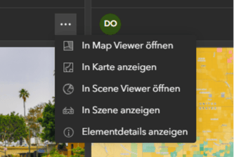 Screenshot eines geöffneten Kontextmenüs innerhalb einer Webanwendung vor einer Galerieansicht. Das Menü enthält mehrere Optionen mit Icons, darunter „In Map Viewer öffnen“, „In Karte anzeigen“, „In Scene Viewer öffnen“, „In Szene anzeigen“ und „Elementdetails anzeigen“.<br />
Im Hintergrund ist unscharf eine Oberfläche mit Karten- und Bildkacheln zu erkennen. Oberhalb des Menüs befindet sich ein rundes Symbol mit den Initialen „DO“. Das Menü ist dunkel gestaltet und hebt sich deutlich vom helleren Hintergrund ab.