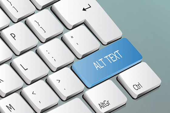 Nahaufnahme einer Computertastatur mit einer blau hervorgehobenen Taste mit der Aufschrift „ALT TEXT“. Die Taste symbolisiert die Erstellung und Nutzung von Alternativtexten für barrierefreie digitale Inhalte.