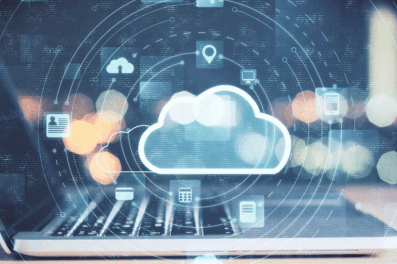 Illustration von Cloud‑Computing mit einem Laptop und einem zentralen Cloud‑Symbol, umgeben von vernetzten digitalen Icons.