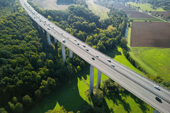 Brücke in Deutschland fürhrt durch ein grünes Tal