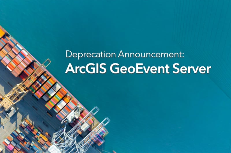 Luftaufnahme eines Containerhafens mit bunten Frachtcontainern und Hafenkränen am linken Bildrand, daneben tiefblaues Wasser. Darüber liegt der Text: „Deprecation Announcement: ArcGIS GeoEvent Server“.
