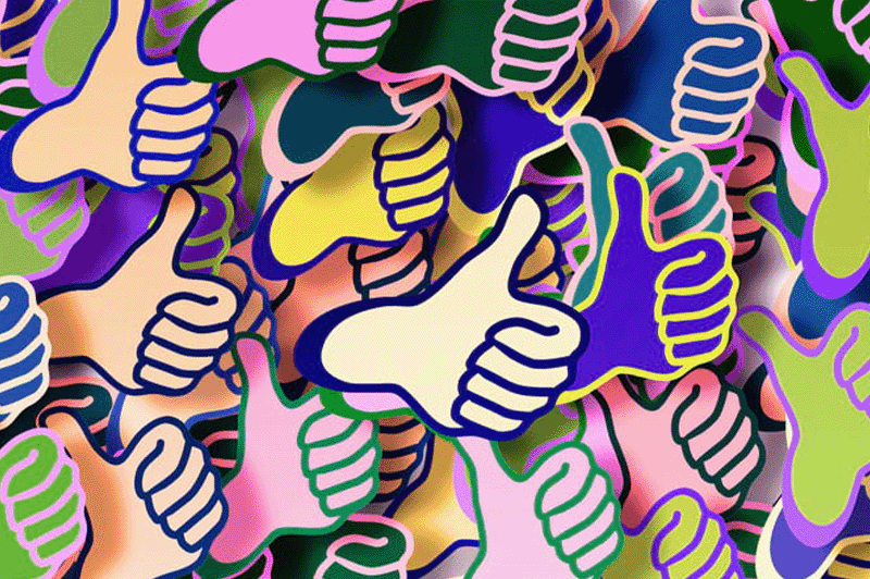 Bunte, überlappende Illustrationen von zahlreichen Daumen-hoch-Symbolen in verschiedenen Farben wie Lila, Grün, Rosa, Blau und Beige füllen das gesamte Bild und erzeugen einen lebendigen, abstrakten Hintergrund.