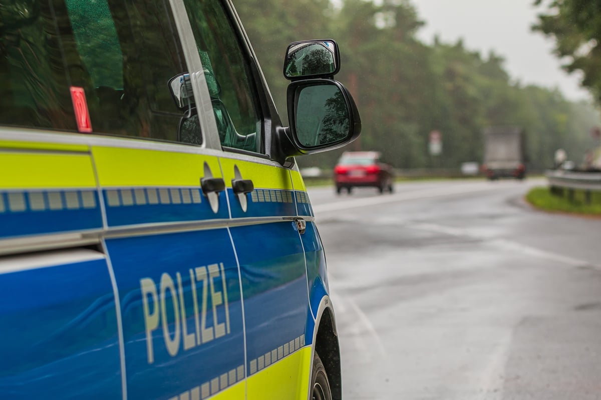 Einsatzfahrzeug der Polizei fährt auf eine Autobahn auf