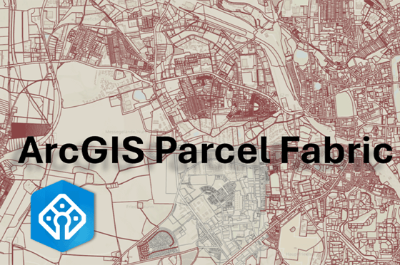 Kartenhintergrund mit Grundstücksgrenzen und Straßen, darüber der Titel „ArcGIS Parcel Fabric“ sowie ein blaues Icon.