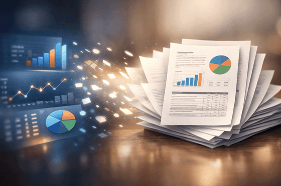 Digitale Dashboards mit Diagrammen und Kennzahlen gehen in einen Stapel gedruckter Berichte mit Kreisdiagrammen, Balkendiagrammen und Tabellen über. Symbolbild für Print-Reporting, Datenanalyse und Unternehmensberichte.