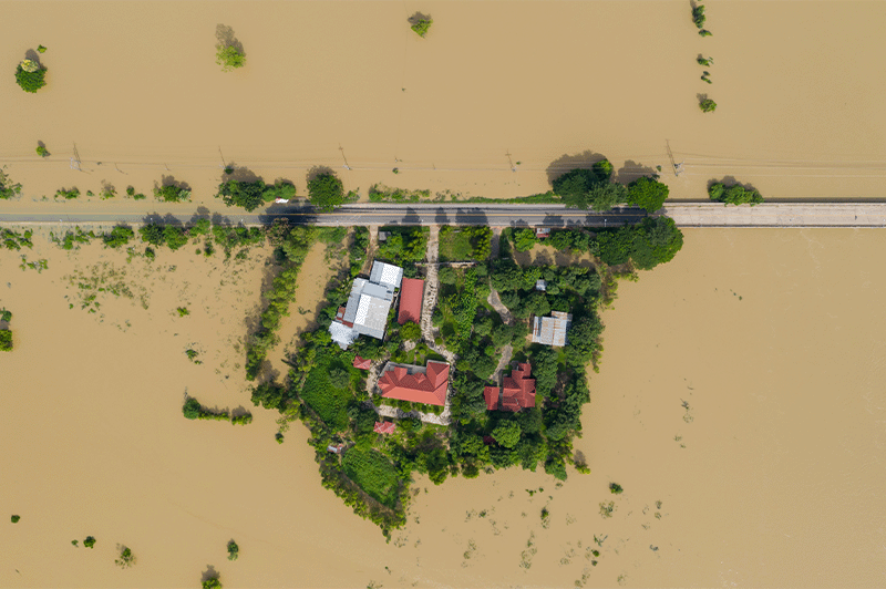Grundstück umgeben von einer Wasserfläche nach einer Überschwemmung