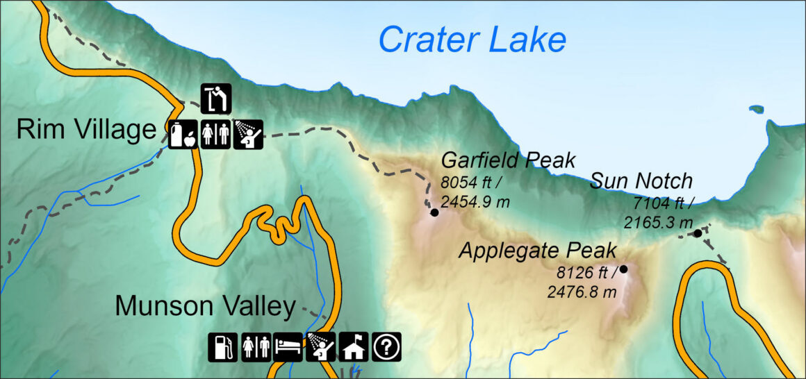 Topografische Karte des Crater Lake Nationalparks mit Höhenfarben, Wanderwegen und Straßen, dargestellt mit Orten wie Rim Village, Munson Valley, Garfield Peak, Applegate Peak und Sun Notch sowie Höhenangaben in Fuß und Metern.