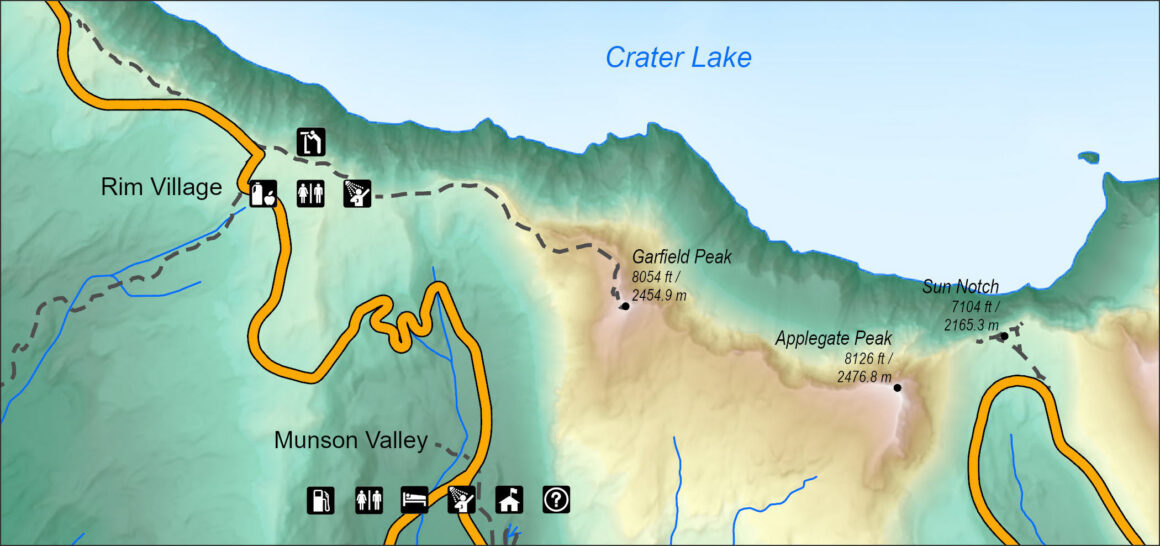 Topografische Karte des Crater Lake Nationalparks mit Höhenfarben, Wanderwegen und Straßen, dargestellt mit Orten wie Rim Village, Munson Valley, Garfield Peak, Applegate Peak und Sun Notch sowie Höhenangaben in Fuß und Metern.