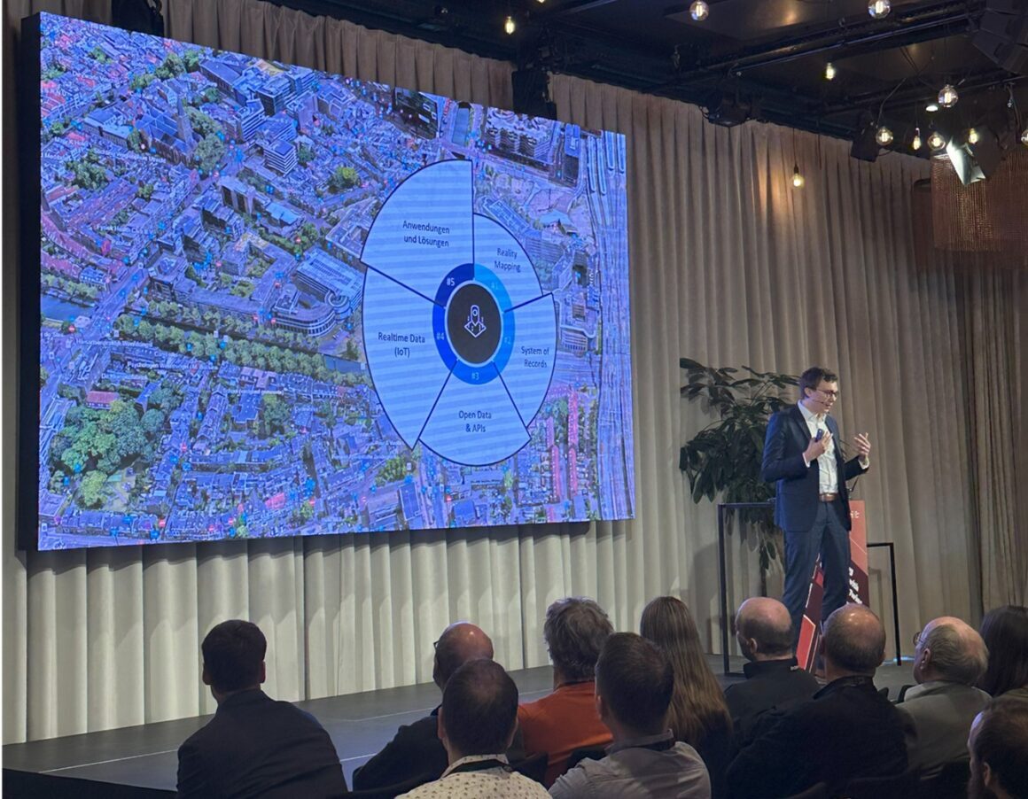 Konstantin Hoppe spricht auf der Esri Konferenz 2023 in Zürich über ArcGIS Reality