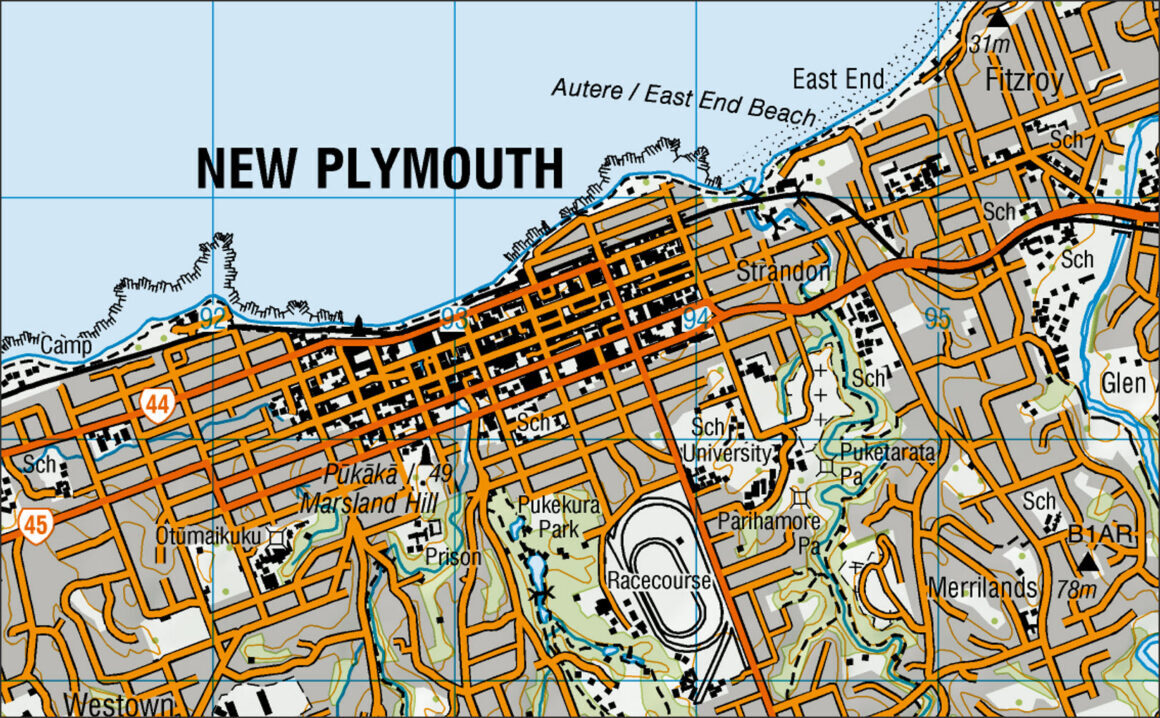 Übersichtskarte von New Plymouth mit Straßennetz, Stadtteilen, Küstenlinie und markierten Orten wie Pukekura Park, University und Racecourse.