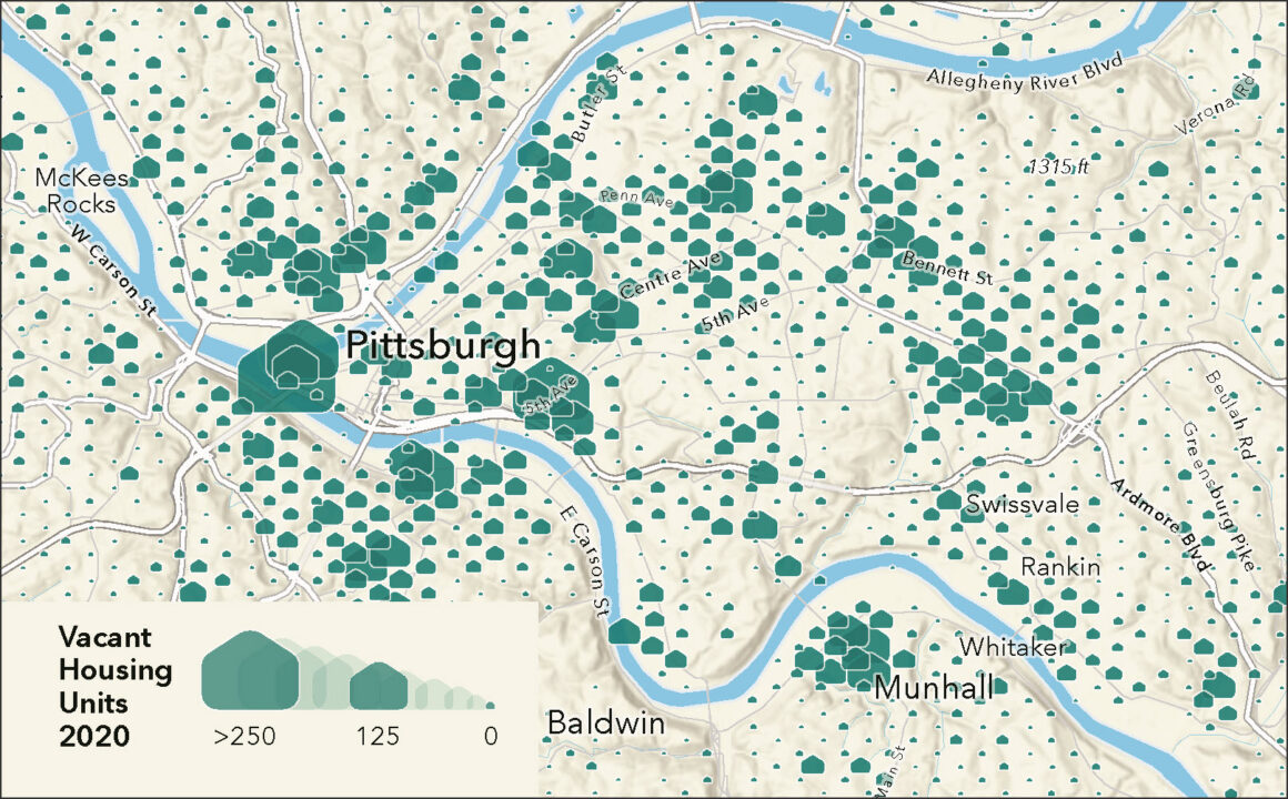 Thematische Karte der Region Pittsburgh, USA, zur Darstellung leerstehender Wohneinheiten im Jahr 2020, visualisiert durch unterschiedlich große grüne Punktsymbole. Die Karte zeigt Stadtteile wie Pittsburgh, Swissvale, Munhall, Rankin und Baldwin sowie Flüsse, Straßennetze und das Relief als Hintergrund zur Verdeutlichung der räumlichen Verteilung.