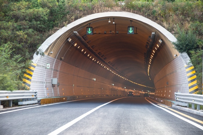 Um derartige Stoffströme optimieren zu können, ist die DEGES-GeO, eine auf Esri-Technologie basierende Geodateninfrastruktur, zentraler Bestandteil des Projekts. Es ermöglicht den Fachplanerinnen und Fachplanern die gemeinsame Darstellung von BIM-Daten und Geoinformationen in 2D oder 3D, und verbessert die kontextbezogene Orientierung im Planungsraum.&nbsp;&nbsp;