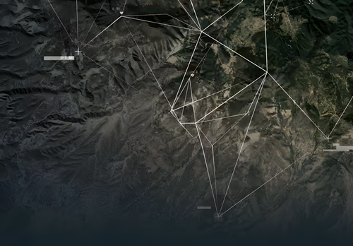 Satellitenansicht einer bergigen Landschaft mit darüberliegenden vernetzten Linien und Knotenpunkten, die ein digitales Netzwerk oder räumliche Datenverbindungen visualisieren.