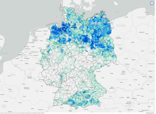 Kartenansicht von Deutschland mit farblich abgestuften Flächen in Grün- bis Blautönen, die regionale Unterschiede in einer Datenintensität zeigen; besonders hohe Werte (dunkelblau) konzentrieren sich im Norden und Nordosten, niedrigere Werte (hellgrün) im Süden. Umrisse von Bundesländern und Landkreisen sind eingezeichnet, umliegende Länder sind grau dargestellt.