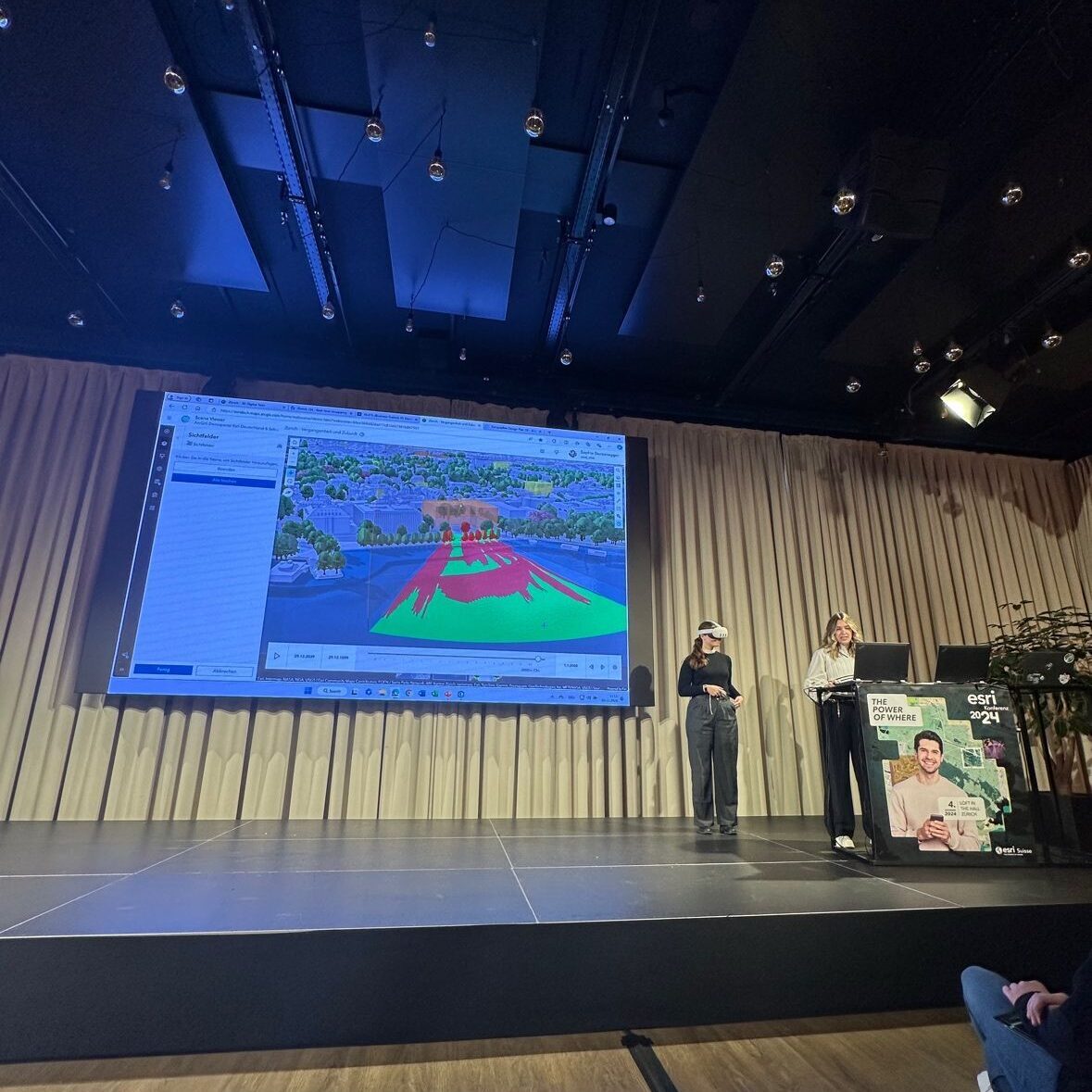 Sophie Sturzenegger zeigt eine Demo von ArcGIS Urban mit Virtual Reality.