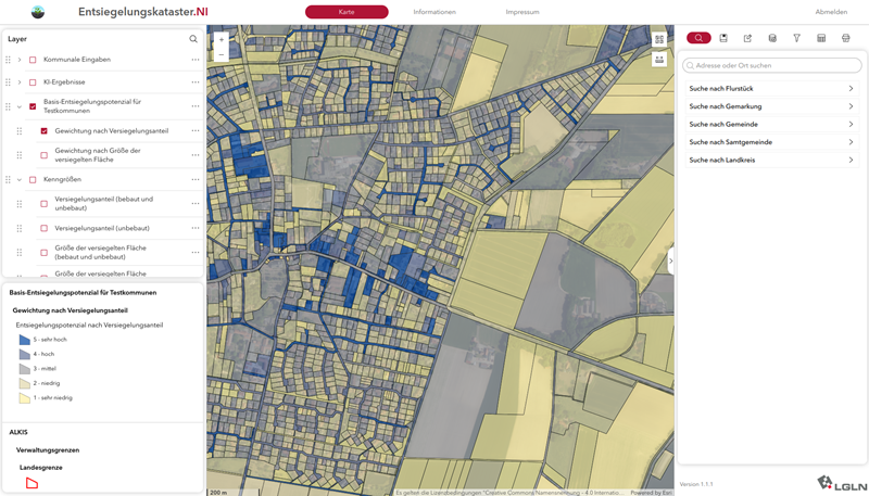 Screenshot einer webbasierten Kartenanwendung mit dem Titel „Entsiegelungskataster.NI“. In der Mitte ist eine detaillierte Stadtkarte mit vielen kleinen, unregelmäßigen Flurstücken zu sehen, die in verschiedenen Farbtönen von Gelb bis Blau eingefärbt sind. Die Farben stellen unterschiedliche Werte des Entsiegelungspotenzials dar, wobei dunklere Blautöne höhere und hellere Gelbtöne niedrigere Potenziale anzeigen.<br />
Auf der linken Seite befindet sich ein Layer-Menü mit mehreren auswählbaren Kategorien wie „Kommunale Eingaben“, „KI-Ergebnisse“, „Basis-Entsiegelungspotenzial für Tektkommunen“ sowie weitere Unterkategorien zur Gewichtung und Versiegelungsart. Darunter ist eine Legende sichtbar, die die Farbskala von „sehr hoch“ bis „sehr niedrig“ erklärt.<br />
Auf der rechten Seite gibt es ein Suchpanel mit Auswahloptionen wie „Suche nach Flurstück“, „Suche nach Gemarkung“, „Suche nach Gemeinde“, „Suche nach Samtgemeinde“ und „Suche nach Landkreis“. Oben befindet sich eine Navigationsleiste mit Tabs wie „Karte“, „Informationen“ und „Impressum“.