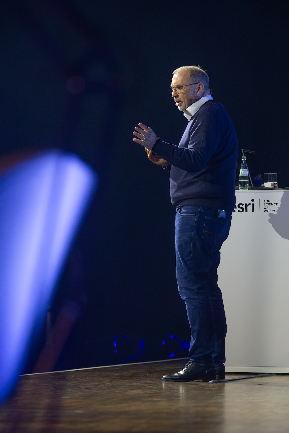 CEO Jürgen Schomakers eröffnet die Esri Konferenz 2024.