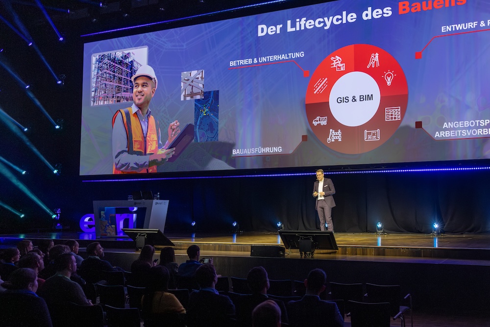 Jens Hoffmann spricht über den Lifecycle des Bauens.