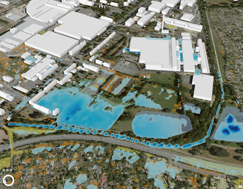 Luftbild eines Industrie- und Gewerbegebiets mit Überlagerung potenzieller Überflutungsflächen. Blaue Bereiche markieren Wasseransammlungen und Überschwemmungszonen entlang eines Gewässers und in tieferliegenden Freiflächen.