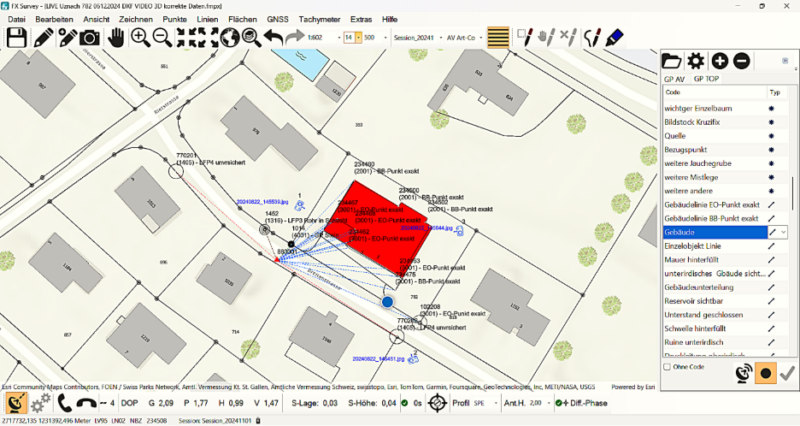 Screenshot einer GIS‑Kartenanwendung mit Gebäudegrundrissen, Straßen, Messpunkten und hervorgehobenen Flächen zur Analyse und Dokumentation.