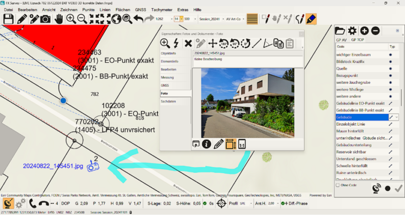 Screenshot einer GIS‑Anwendung mit Gebäudedaten, Vermessungspunkten und einer eingebetteten Objektaufnahme zur Dokumentation im Kartenkontext.