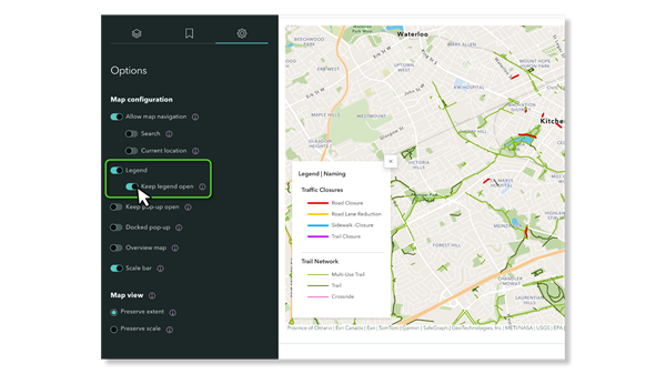 Screenshot einer Karten‑Story‑Ansicht mit geöffneter Options‑Seitenleiste. Links ist das Menü „Options“ zu sehen, in dem der Bereich Legend / Naming hervorgehoben ist und die Einstellung „Keep legend open“ aktiviert ist. Rechts wird eine Stadtkarte mit einem Wegenetz angezeigt; darüber liegt eine eingeblendete und ausgeklappte Kartenlegende mit den Überschriften „Traffic Closures“ und „Trail Network“, in der farbcodierte Linien für Straßensperrungen und verschiedene Wegetypen erklärt werden.
