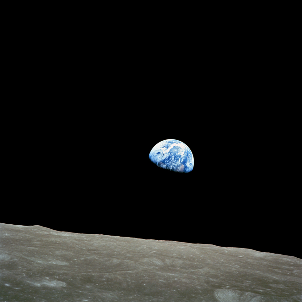 „Earthrise“, aufgenommen am 24. Dezember 1968 vom Apollo-8-Astronauten William Anders.