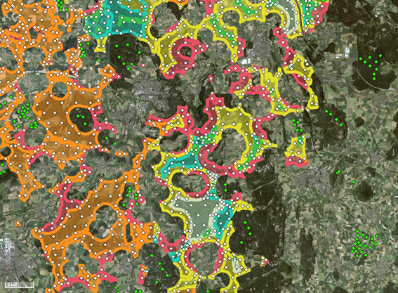Ergebnisdarstellung einer Flächenauswertung: Die farbliche Struktur zeigt die Flächenqualität, grüne Rauten stehen für bestehende Anlagen, weiße für<br />
neue Windkraftpotenziale.