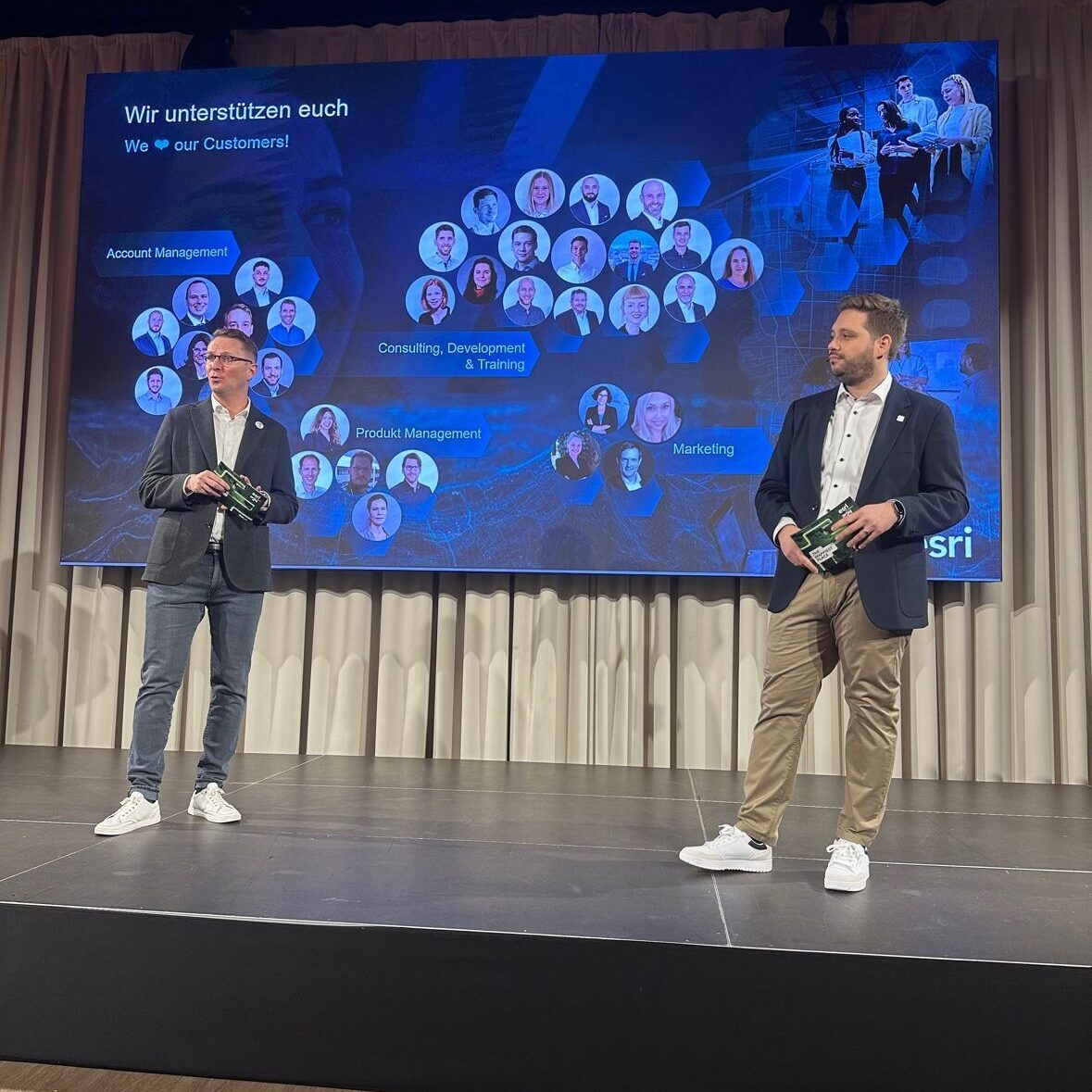 Philipp Marty und Patrice Frei eröffnen die Esri Konferenz 2024 in der Schweiz.