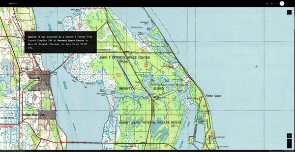 Historische Karte der Region um das Kennedy Space Center in Florida, eingebettet in eine interaktive Webkarte. Die Karte zeigt Straßen, Wasserflächen und Landschaftsflächen in gedeckten Farben, ergänzt durch ein Textfeld mit Informationen zum Start von Apollo 16. Die Darstellung kombiniert klassische Kartografie mit moderner Interaktivität durch zoombare und überlagerte Kartenelemente.