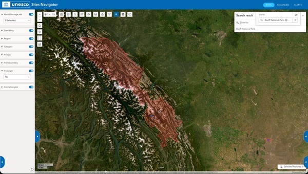 Satellitenkarte im UNESCO Sites Navigator mit markiertem Gebiet des Banff-Nationalparks entlang eines Gebirgszugs.