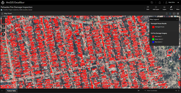 Mithilfe einer Raster-Funktionsvorlage (RFT) in ArcGIS Excalibur konnte dieses Satellitenbild, das nach dem Großbrand im US-Bundesstaat Kalifornien im Jahr 2025 aufgenommen wurde, einfach klassifiziert werden, um beschädigte Gebäude rot hervorzuheben. Quelle: Maxar Open Data Program (NOAA 2025 Emergency Response Imagery) 