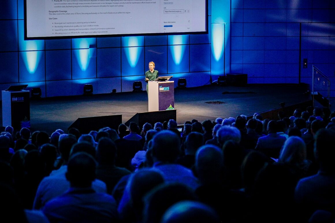 Alina Krämer auf der Plenary Bühen der Esri Int. IMGIS 2026