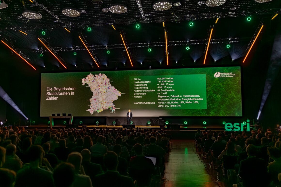 Bernhard Müller präsentiert die Bayerischen Staatsforsten in Zahlen auf der Esri Konferenz 2025