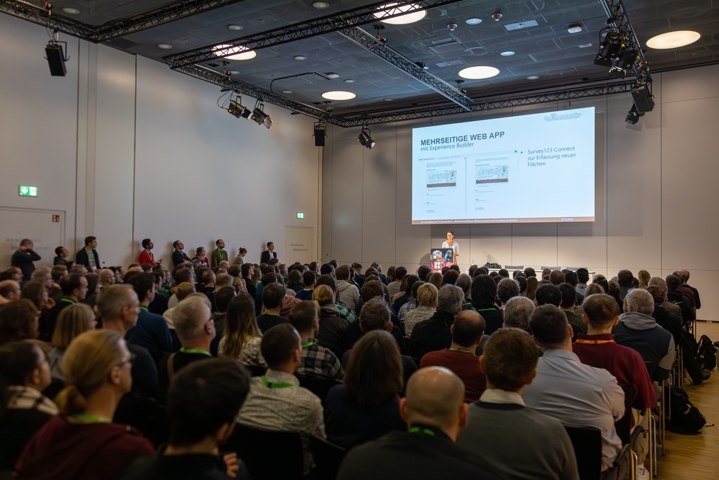 Voller Saal auf der Esri Konferenz 2025