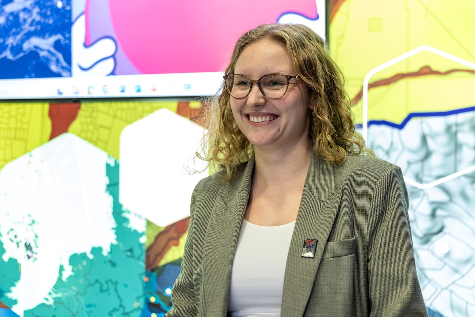 Lea Austermann moderiert auf der Esri Stage der Esri Konferenz 2025