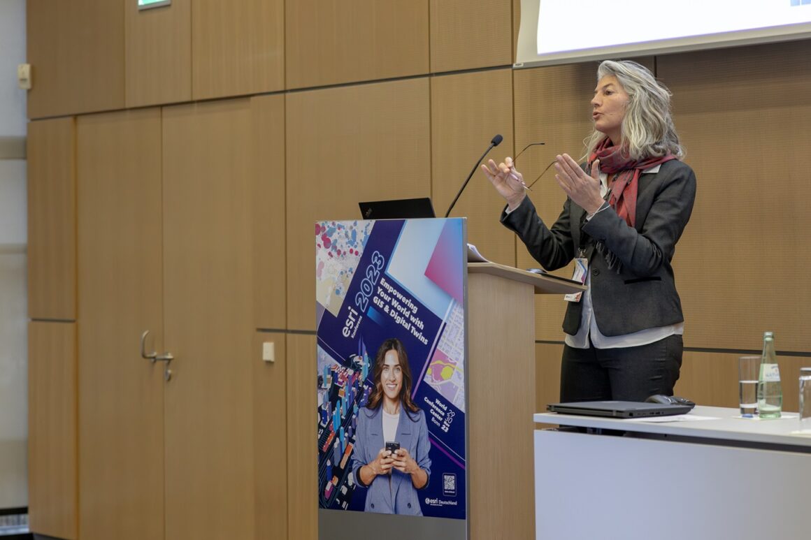 Angélique Wiedmer in einer Tech-Sessions auf der Esri Konferenz 2023