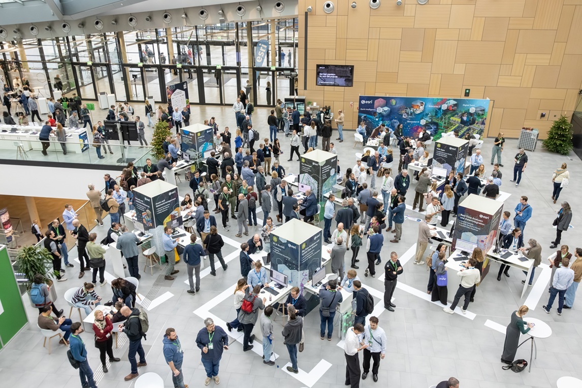 Austausch von Esri-Expert:innen und Teilnehmenden in der Expo auf der Esri Konferenz 2025 in Bonn