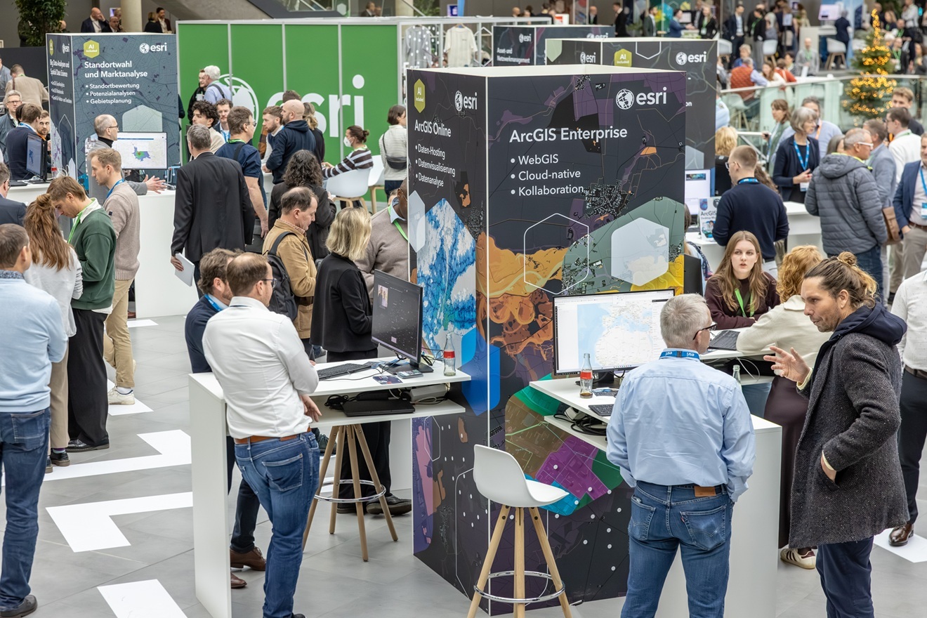 Besuchende stellen Fragen zu ArcGIS in der Esri Expo 2025