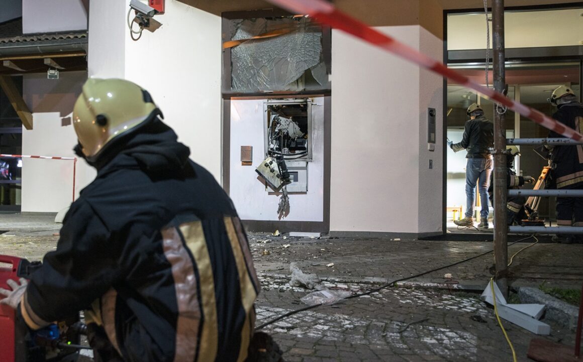 Nach einer Geldautomatensprengung sind Polizei und Feuerwehr vor Ort